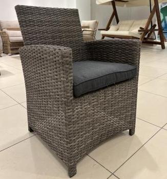 Серо-коричневое плетение, серые подушки